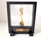 Replika trofeum Mistrzostwa Świata FIFA Kobiet Australia Nowa Zelandia 2023 miniatura w ramce (produkt oficjalny) 7 cm
