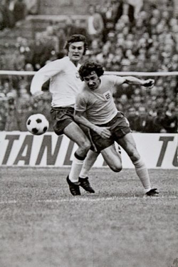 Pocztówka Mecz Polska - Anglia eliminacje Mistrzostw Świata 1974. Włodzimierz Lubański i Roy McFarland