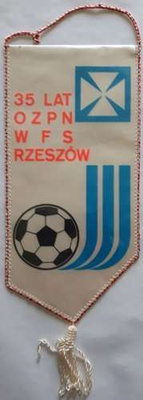 Proporczyk 35 lat Okręgowy Związek Piłki Nożnej Wojewódzka Federacja Sportu Rzeszów 1945 1980