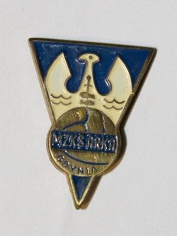 Odznaka MZKS Arka Gdynia trójkąt z piłką (PRL, lakier)