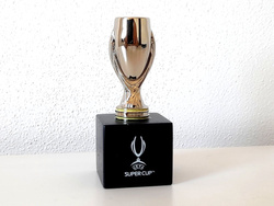 Replika miniatura trofeum Superpuchar Europy UEFA 7,5 cm (produkt oficjalny