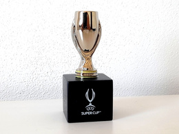 Replika miniatura trofeum Superpuchar Europy UEFA 7,5 cm (produkt oficjalny