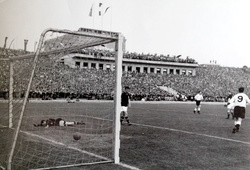 Trzy zdjęcia z meczu towarzyskiego Węgry - Anglia 7:1 (23.05.1954)
