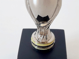 Replika miniatura trofeum Superpuchar Europy UEFA 7,5 cm (produkt oficjalny