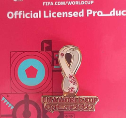 Odznaka Mistrzostwa Świata Katar 2022 logo z napisem, złoty kolor (produkt oficjalny)