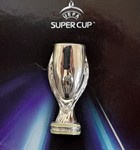 Odznaka Trofeum Superpuchar Europy UEFA w piłce nożnej (produkt oficjalny)