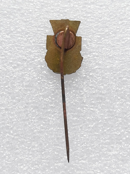 Odznaka Polski Związek Piłki Nożnej stary herb z wieńcem (PRL, emalia, pozłacana)