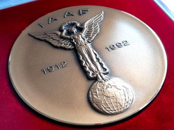 Medal 80 lat IAAF Międzynarodowej Federacji Lekkiej Atletyki (oryginał, sygnowany Bertoni, Mediolan)