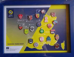 Zestaw w ramce 20 odznak Ligue 1 Uber Eats 2020-2021  - produkt oficjalny