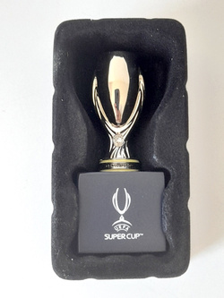 Replika miniatura trofeum Superpuchar Europy UEFA 7,5 cm (produkt oficjalny