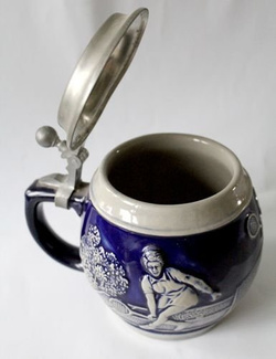 Kufel ceramiczny z pokrywką cynową. Tenisiści (z sygnaturą)