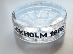 Krążek hokejowy Mistrzostwa Świata Sztokholm 1969, szklany (produkt oficjalny)