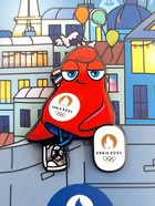 Odznaka Letnie Igrzyska Olimpijskie Paryż 2024 maskotka Frygijka i oficjalne logo (produkt oficjalny, sygnowana)