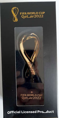 Replika 3D oficjalny znak logo Mistrzostwa Świata Katar 2022 na podstawce, pozłacana (produkt oficjalny) 10 cm