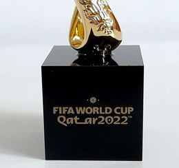 Replika 3D oficjalny znak logo Mistrzostwa Świata Katar 2022 na podstawce, pozłacana (produkt oficjalny) 10 cm