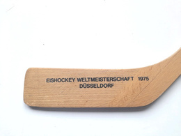 Pamiątkowy kij hokejowy Mistrzostwa Świata Dusseldorf 1975 (drewniany, produkt oficjalny)