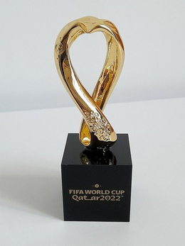 Replika 3D oficjalny znak logo Mistrzostwa Świata Katar 2022 na podstawce, pozłacana (produkt oficjalny) 10 cm