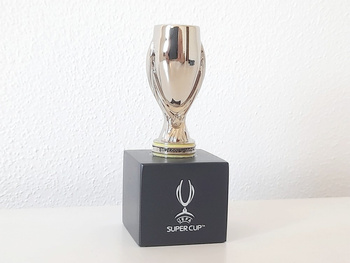 Replika miniatura trofeum Superpuchar Europy UEFA 7,5 cm (produkt oficjalny