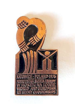 Odznaka Mistrzostwa Świata i Europy w hokeju na lodzie Katowice 1976 hokeista, duża (lakier)