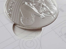 Srebrna moneta Igrzyska Olimpijskie Paryż 2024 maskotka - kolarstwo torowe, nominał 10 euro (produkt oficjalny)