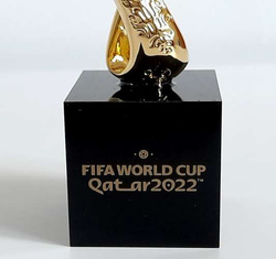 Replika 3D oficjalny znak logo Mistrzostwa Świata Katar 2022 na podstawce, pozłacana (produkt oficjalny) 10 cm