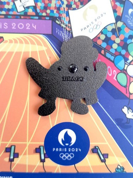 Odznaka Letnie Igrzyska Olimpijskie Paryż 2024 maskotka Frygijka kibic z szalikiem (produkt oficjalny, sygnowana)