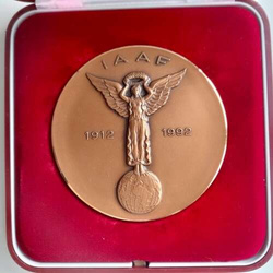 Medal 80 lat IAAF Międzynarodowej Federacji Lekkiej Atletyki (oryginał, sygnowany Bertoni, Mediolan)