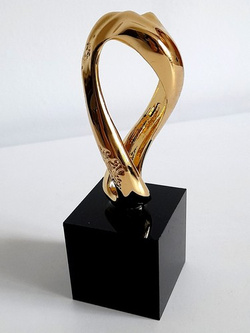 Replika 3D oficjalny znak logo Mistrzostwa Świata Katar 2022 na podstawce, pozłacana (produkt oficjalny) 10 cm