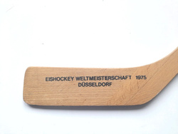 Pamiątkowy kij hokejowy Mistrzostwa Świata Dusseldorf 1975 (drewniany, produkt oficjalny)