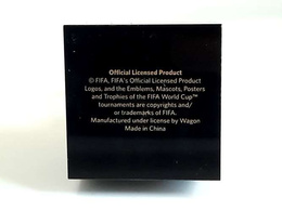 Replika 3D oficjalny znak logo Mistrzostwa Świata Katar 2022 na podstawce, pozłacana (produkt oficjalny) 10 cm