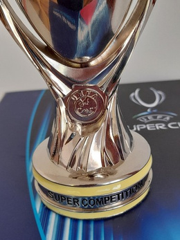 Duża replika Superpuchar Europy 15 cm (produkt oficjalny UEFA)