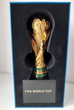 Duża Replika 3D Trofeum Piłkarskie Mistrzostwa Świata FIFA na podstawce, pozłacana (produkt oficjalny) 21 cm