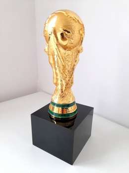 Duża Replika 3D Trofeum Piłkarskie Mistrzostwa Świata FIFA na podstawce, pozłacana (produkt oficjalny) 21 cm