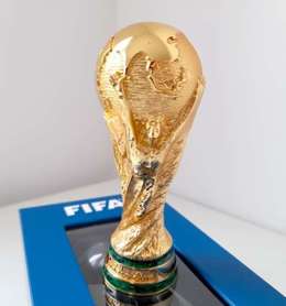 Replika 3D Trofeum Piłkarskie Mistrzostwa Świata FIFA, pozłacana (produkt oficjalny) 10 cm